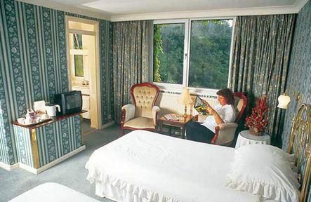 LYNDHURST PARK HOTEL