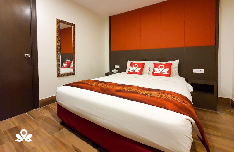 Capital O 90574 Hotel Glo