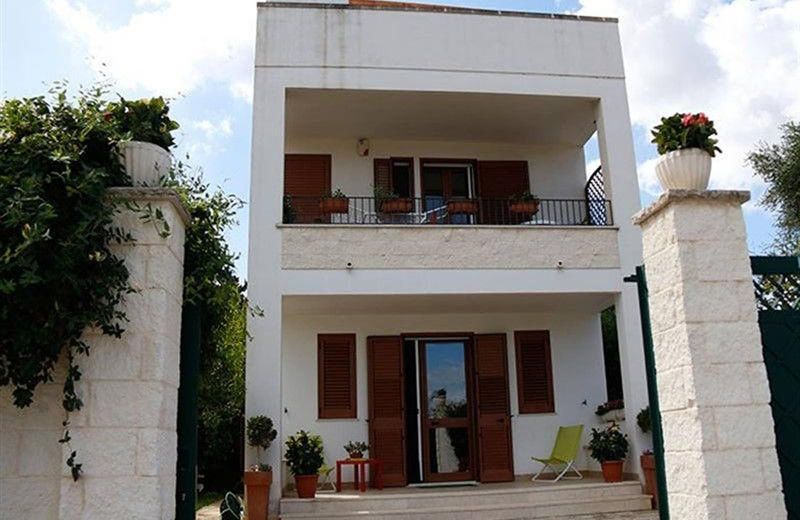 Holiday villa close to the sea with garden and parking space in Torre Specchia