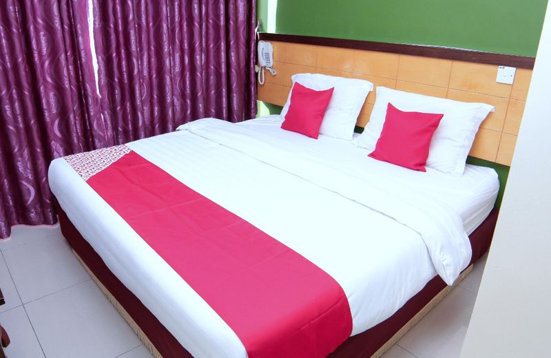 OYO 44054 Holiday Mansion Inn