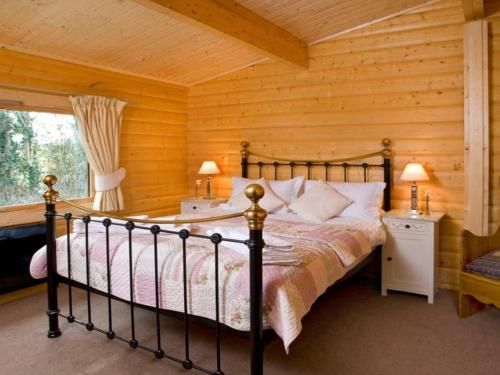 Cherbridge Lodges - Riverside lodges, short lets (business or holidays)