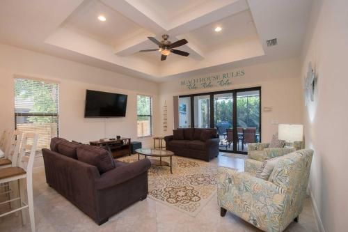 Chic Naples Home -Pool and Lanai by Vanderbilt Beach