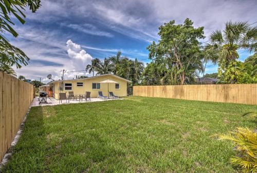 Tasteful Mod Home with Patio and Grill Less Than 2 Mi to Beach!