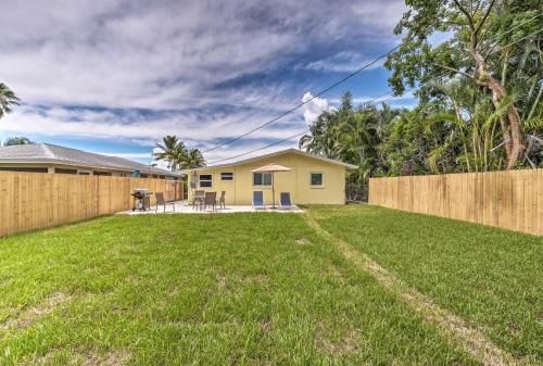 Tasteful Mod Home with Patio and Grill Less Than 2 Mi to Beach!