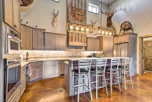 Kansas Hunting Lodge Ideal for Large Groups!