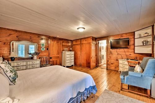 Lil Red Hen Cottage in the Boone Area with Hot Tub