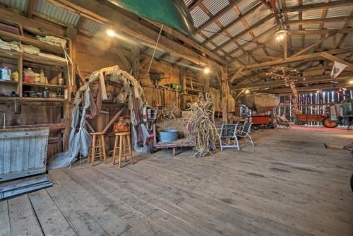 Vintage Farmhouse about 2 half Mi to Mount Pleasant Ski!
