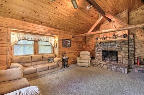 Pet-Friendly Raystown Lake Cabin with Deck and BBQ!
