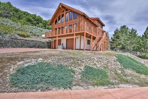 Cozy Eden Log Home Near Outdoor Activities