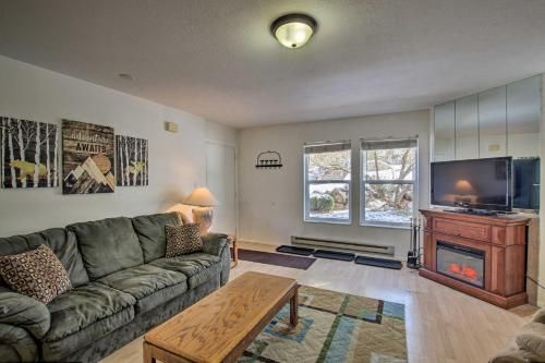 Cozy Wolf Lodge Ski Retreat - 17 Mi to 3 Resorts!