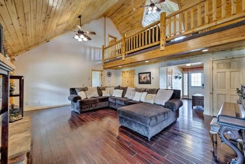 Cabin with Theater Room Less Than 1Mi to Palisade State Park!