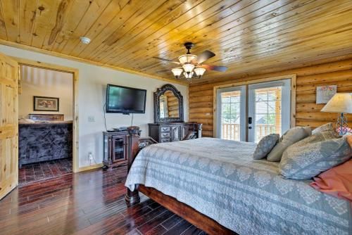 Cabin with Theater Room Less Than 1Mi to Palisade State Park!