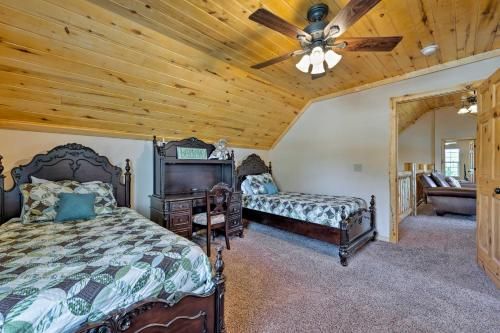 Cabin with Theater Room Less Than 1Mi to Palisade State Park!