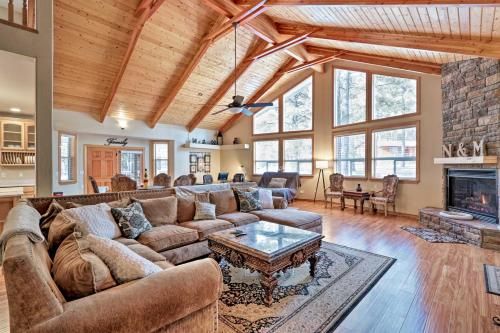 Munds Park Home with 1 half Acres and Volleyball!