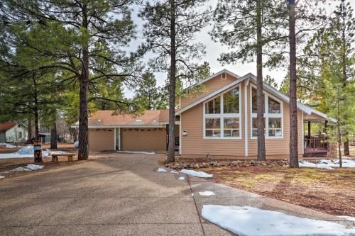 Munds Park Home with 1 half Acres and Volleyball!