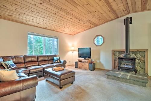 Woodland Cabin - 4 Mi to Big Tree State Park!