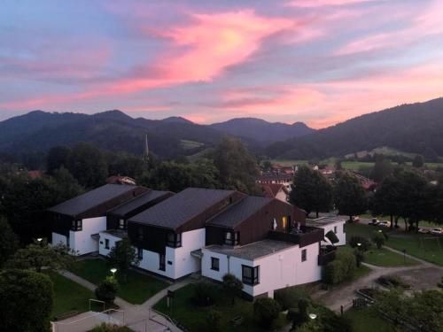Maurers Schlierseetraum 1 hochwertige Erdgeschosswohnung mit allen Raffinessen erfreut sich auch Urlauber idealerweise für Paar mit Kindern geeignet und Vierbeiner Dank des tollen Zauns auf der Terrasse stylisch und edel von der Ausstattung mit 64 qm