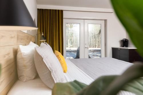 4411 Inn & Suites