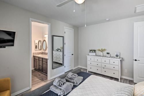 Luxe 2020 Home with OHV Access, 5 Mi to Lake Mohave!