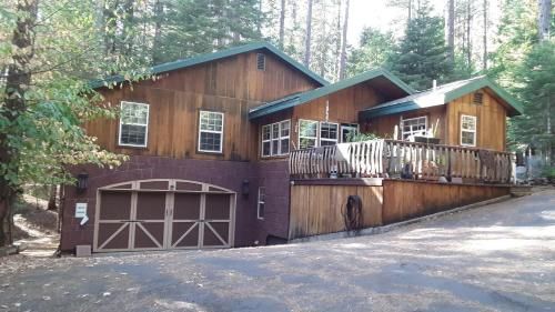 Winterfell Inn - No Extra Fees, Dog Friendly, King Bed