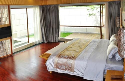 Palace International Hot Spring Hotel