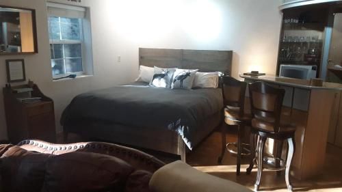 Winterfell Inn - No Extra Fees, Dog Friendly, King Bed