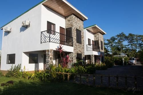 2 Comfortable New Villas Near Pacific, Private Pool with Waterfall