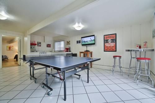Happy Days! Downtown Guerneville! BBQ! Game Room!! Fast WiFi!! Dog Friendly!