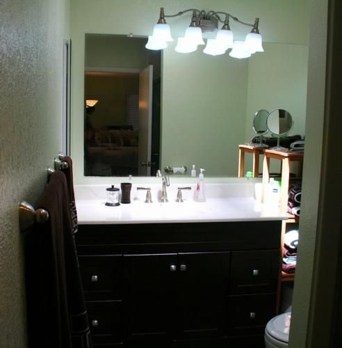 Lily Pad - Hot Tub! Private Dock! BBQ! Game Room! Walk to Town!! Fast WiFi!! Dog Friendly!