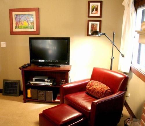 Little Red House Plus! Redwoods! Hot Tub!! BBQ Grill! Fast WiFi! Near Golf Course!! Dog Friendly!