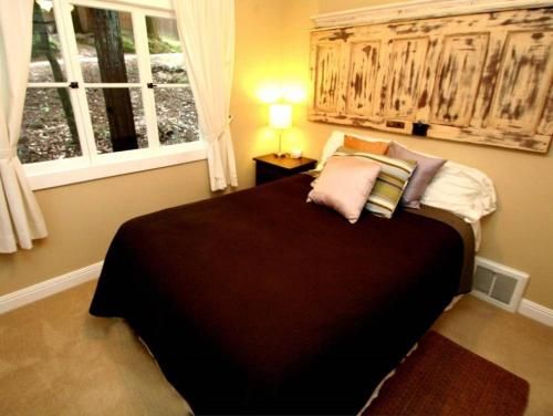 Little Red House! Redwoods! Hot Tub! BBQ! Fast WiFi!! Multiple Decks!! Near Golf Course!! Dog Friendly!