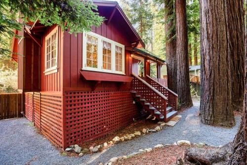 Redwood Retreat! Redwoods! Walk to River!! Hot Tub!! BBQ! Central Air!!