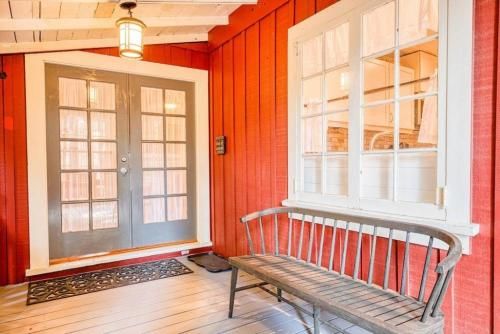 Redwood Retreat! Redwoods! Walk to River!! Hot Tub!! BBQ! Central Air!!