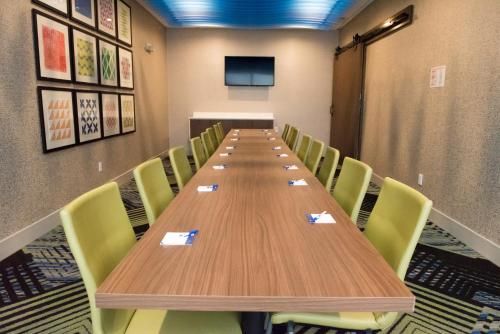 Holiday Inn Express & Suites Dayton North - Vandalia, an IHG Hotel