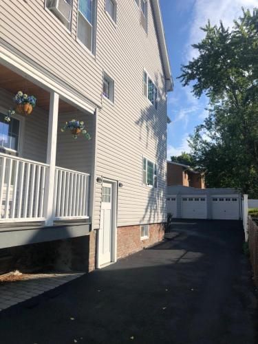 3 Bdrm Apt - Somerville with Easy Access to Boston and Cambridge