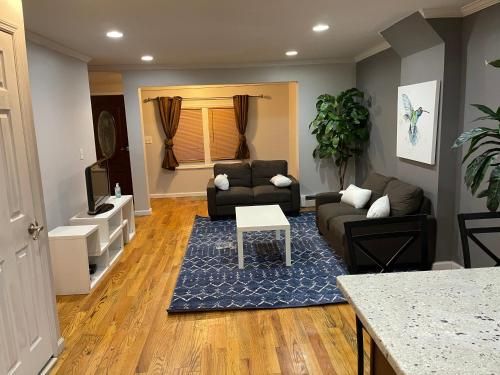 Two Story Townhouse in NYC, 4Br 2Bath 6Beds.
