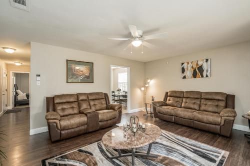 Grill, Relax, or Play at Home Away from Home. 8 + Guest Can Stay