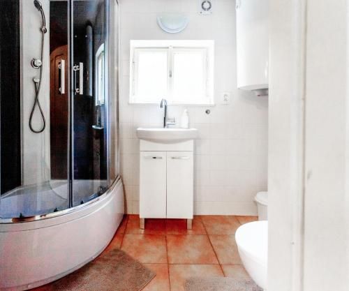 House in the Hills&Woods, for 6-16 guests, Prague 20km