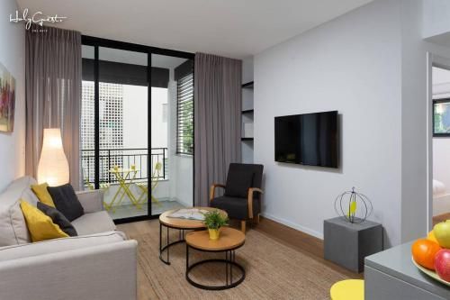 Illuminated 2BR in Ben yehuda 140 by HolyGuest