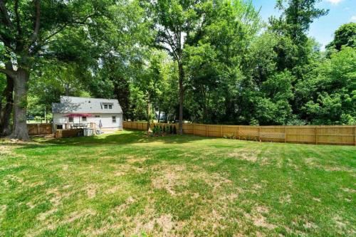 Charming Cottage for Pets, Family and Work