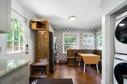 Charming Cottage for Pets, Family and Work