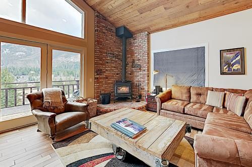 Remodeled Retreat with Spa & Pool, Near Eagle Lodge condo