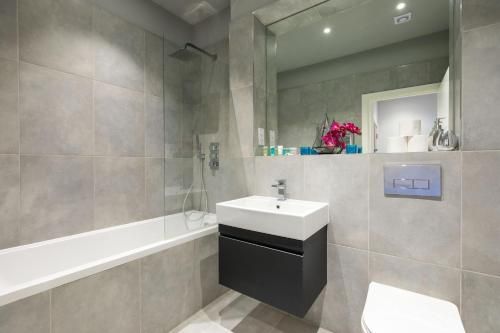 homely - Watford Premier Apartments (Warner Bros Studio)