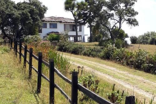 Acogedora finca en Subachoque completa campo- juegos- spa