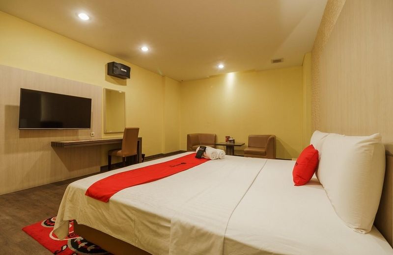 RedDoorz Plus near Dunia Fantasi Ancol