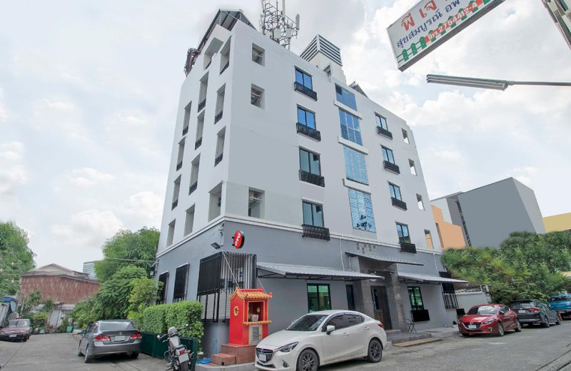 OYO 818 Suksomboon Residence