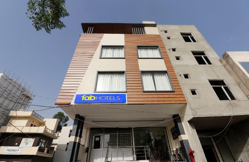 OYO 44021 Hotel Aura