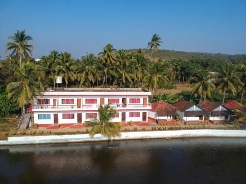 Whispering Lake Resort