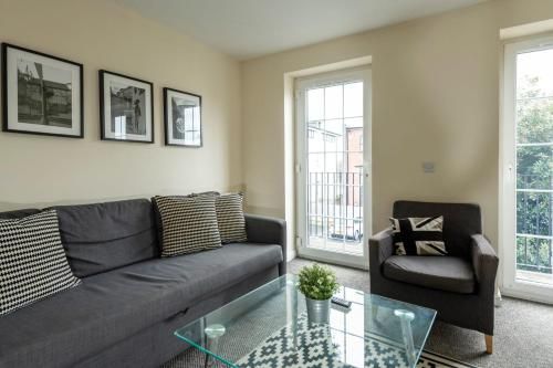 GuestReady - Fantastic Family Home in Salford