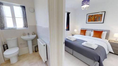 StayZo Cole Green Lane Accommodation- FREE Parking
